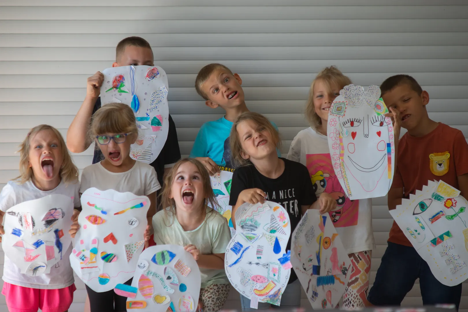 Dzieci malujące na zajęciach w Grap Coach Academy