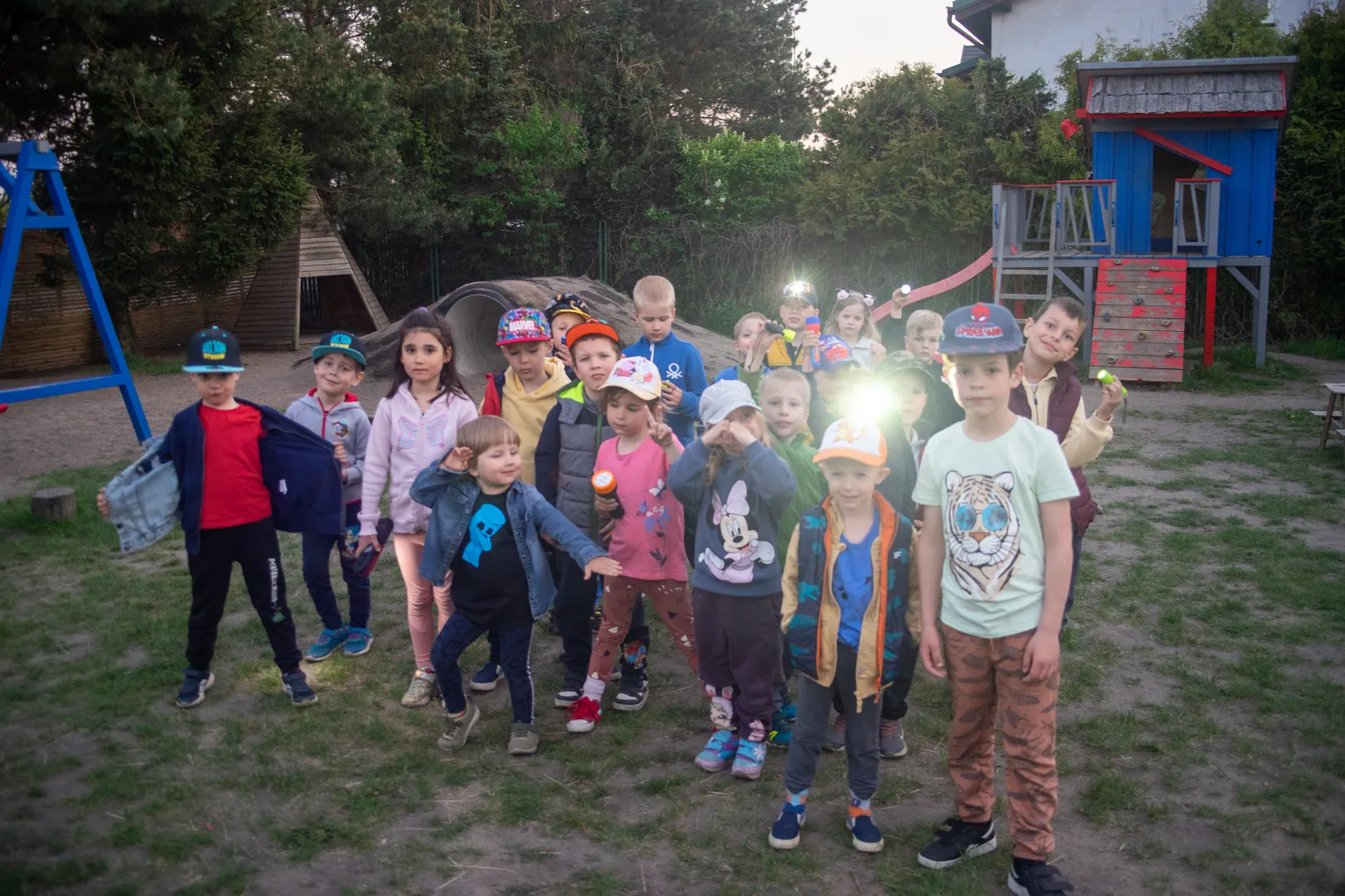 Dzieci na zewnątrz podczas zajęć w Grap Coach Academy
