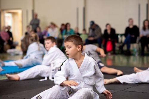 Dzieci ćwiczące karate na zajęciach Grap Coach Academy