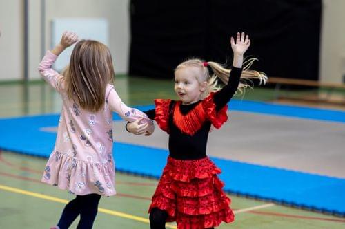 Dzieci ćwiczące taniec na zajęciach Grap Coach Academy